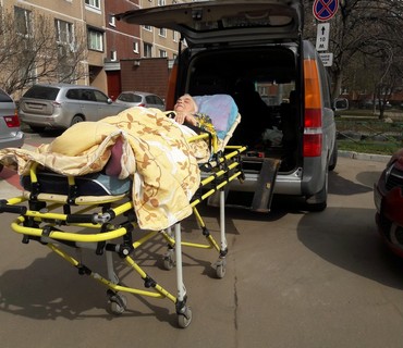 Перевозка лежачих больных из Алексеевки (Белгородской области) в Москву: услуга "от кровати до кровати"