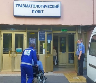 Перевозка лежачих больных из Острова (Псковской области) в Москву: услуга "от кровати до кровати"