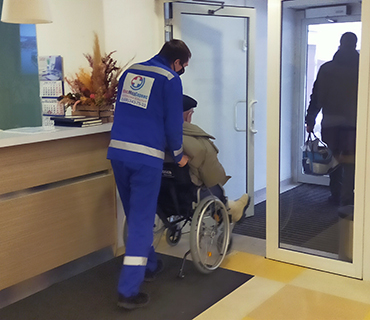 Перевозка инвалидов-колясочников от кровати до кровати в Москве в пределах Московской области