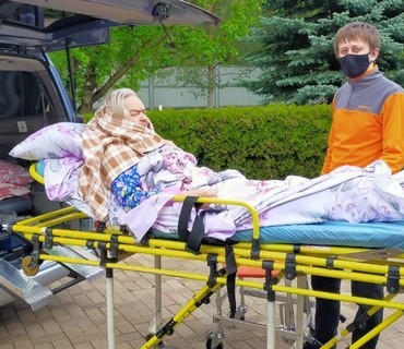 Перевозка лежачих больных из Москвы в Новосадовый (Белгородской области): услуга "от кровати до кровати"