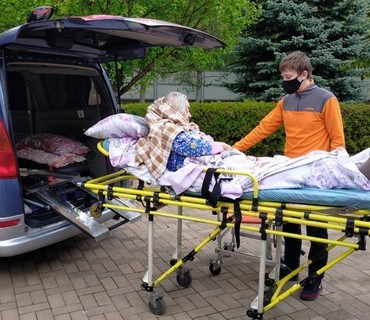 Перевозка лежачих больных из Новосадового (Белгородской области) в Москву: услуга "от кровати до кровати"