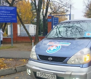 Перевозка лежачих больных из Харовска (Вологодской области) в Москву: услуга "от кровати до кровати"