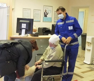 Перевозка лежачих больных из Белозёрска (Вологодской области) в Москву: услуга "от кровати до кровати"