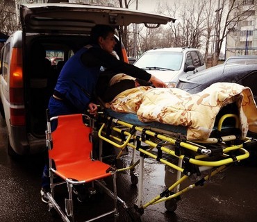 Перевозка лежачих больных из Кимр (Тверской области) в Москву: услуга "от кровати до кровати"